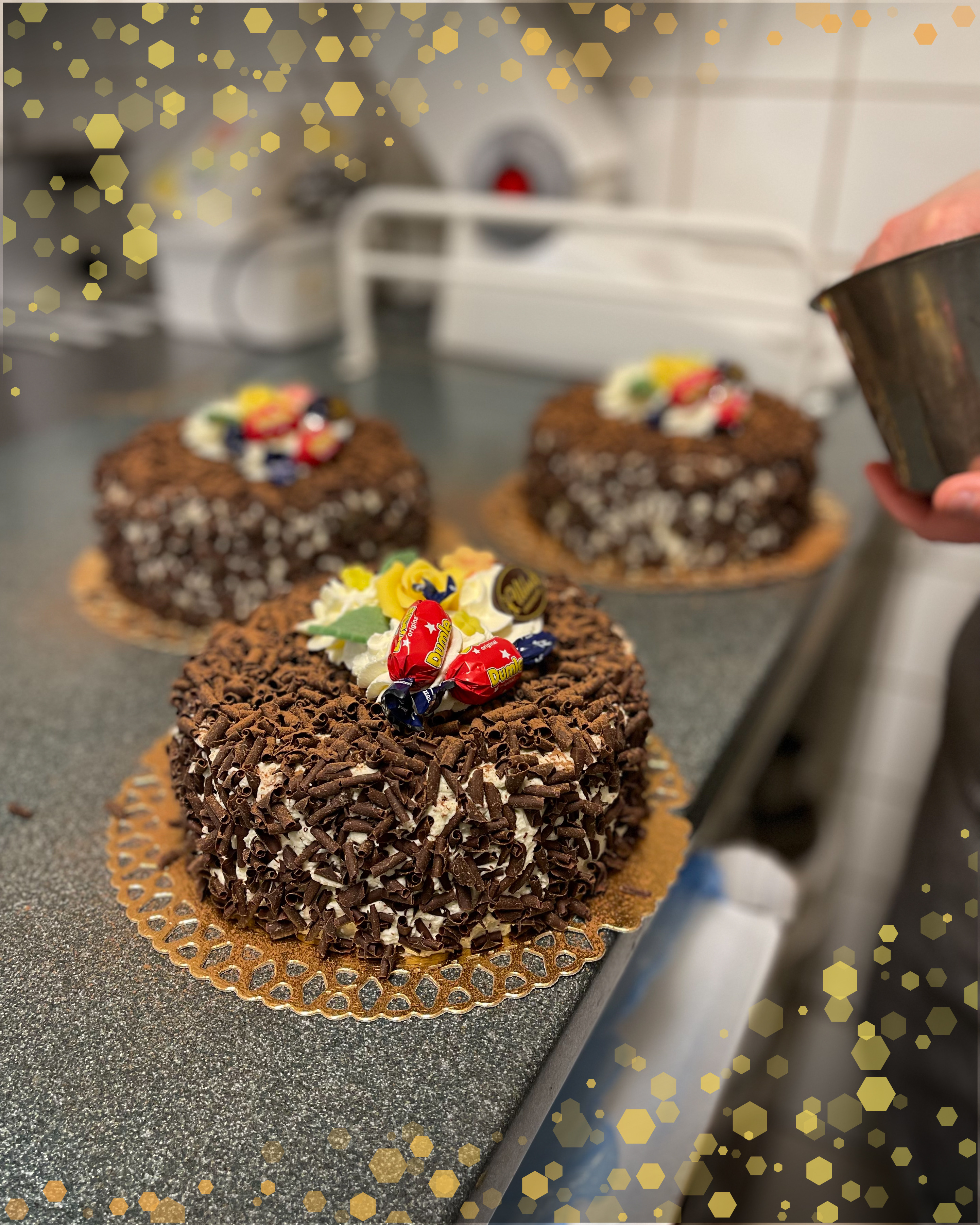 Dumletårta med kolakräm, chokladcurls,kolagrädde och dumlekolor